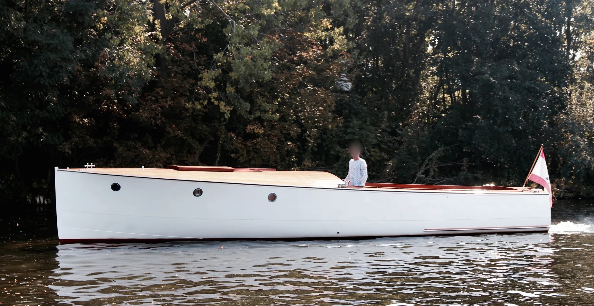 Seitenansicht der Ara in Fahrt auf dem Wasser.
