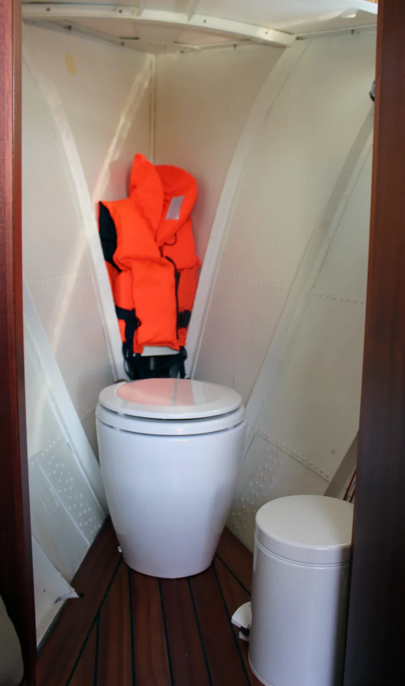 Kompakter WC-Raum im Bug der Ara.