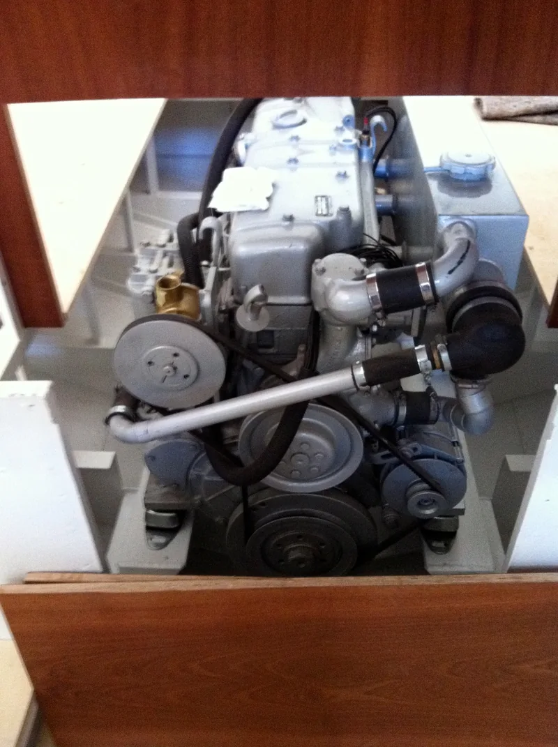 Historische Aufnahme des geöffneten Motorraums.